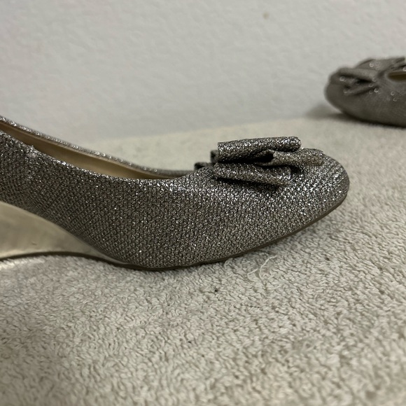 Bandolino metallic Size 7 M sparkles silver bow round toe wedge heels shoes - Picture 9 of 11